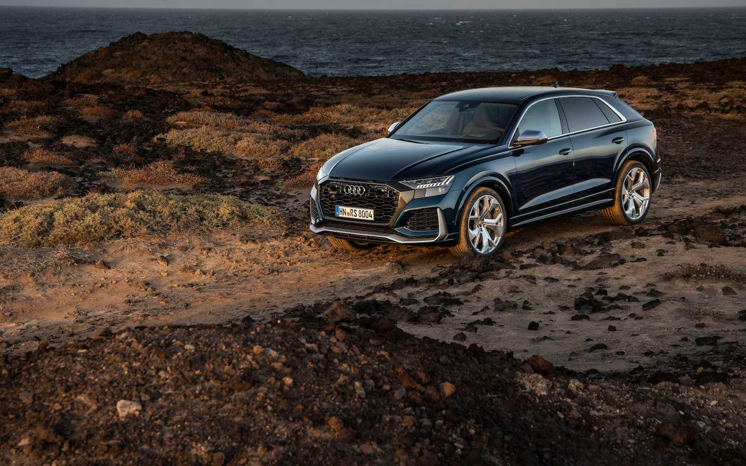 Comparison Audi RS Q8 2020 vs Porsche Cayenne S EHybrid 2018